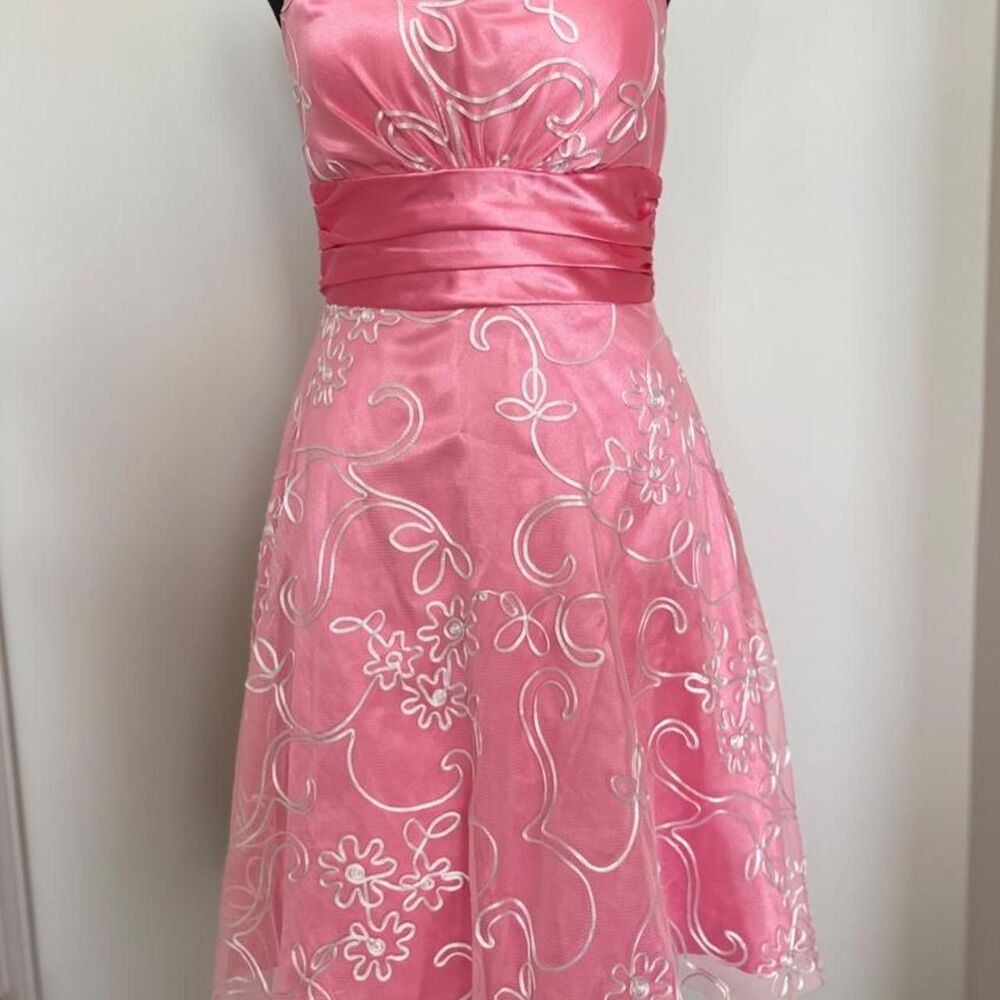 vintage Pink dress with white floral embroidery and a flowy skirt size 3/4